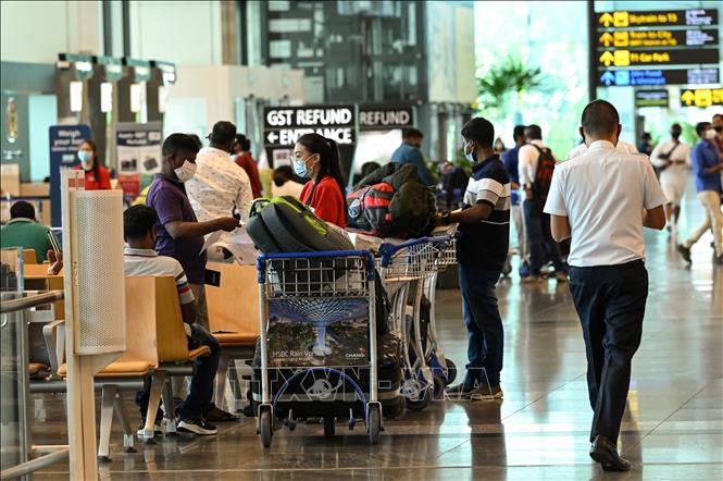 Du khách tại sân bay quốc tế Changi, Singapore ngày 15-3-2021. Ảnh: AFP/TTXVN