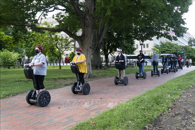 Du khách đeo khẩu trang phòng dịch COVID-19 tại Washington, D.C., Mỹ ngày 14-5-2021. Ảnh: THX/TTXVN