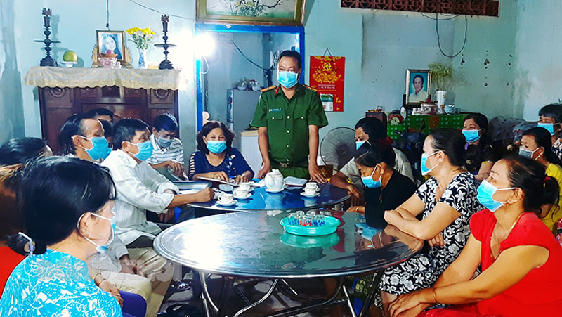 Quyết tâm bảo đảm an ninh trật tự cho ngày hội lớn Công an xã Tân Thạch (Châu Thành) phát động phong trào quần chúng bảo vệ an ninh Tổ quốc; tuyên truyền, vận động nhân dân thực hiện đúng các quy định về bầu cử.