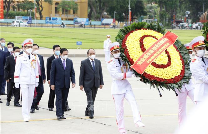 Lãnh đạo Đảng, Nhà nước đặt vòng hoa và vào Lăng viếng Chủ tịch Hồ Chí Minh. Ảnh: Dương Giang/TTXVN