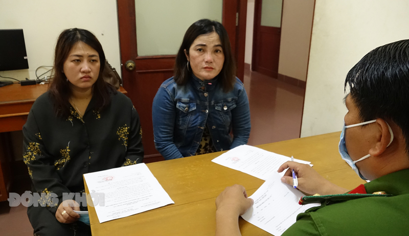 Tin an ninh trật tự ngày 18-5-2021 Thanh (trái) và Hồng tại cơ quan công an. Ảnh: Nguyễn Đăng.