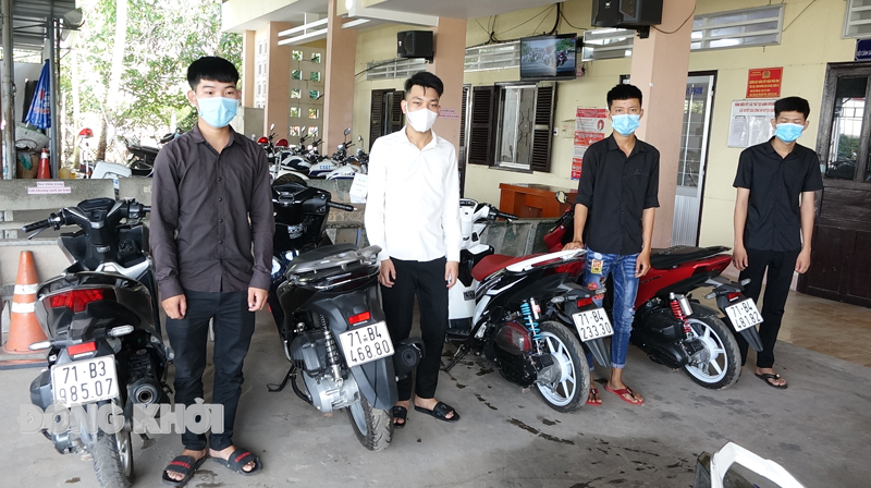 Các đối tượng tại cơ quan công an. Ảnh: Quang Duy.