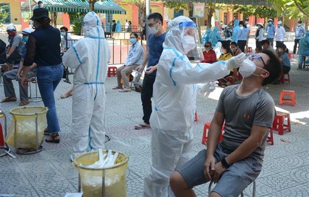 Trưa 18-5-2021, có thêm 85 ca COVID-19 trong nước, riêng Bắc Giang 63 ca Nhân viên y tế lấy mẫu xét nghiệm cho người dân. Ảnh: Văn Dũng/TTXVN