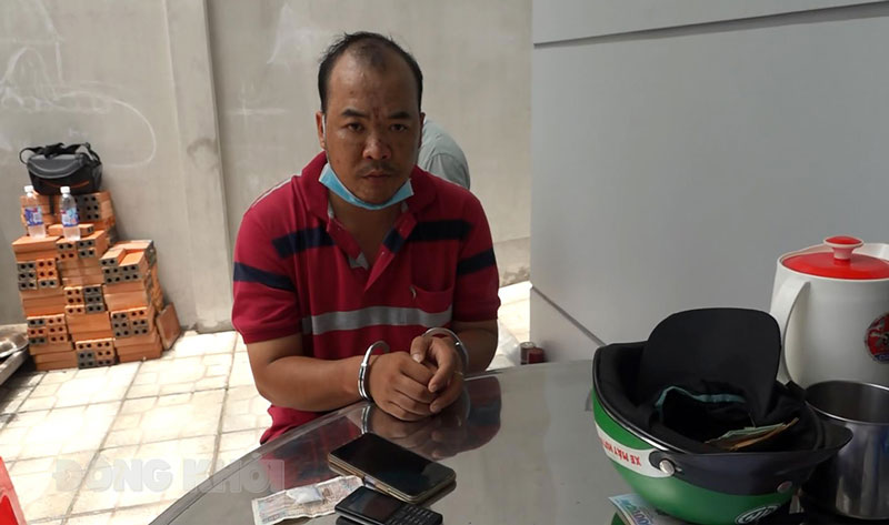 Tin an ninh trật tự ngày 19-5-2021 Đặng Kim Nhân cùng tang vật. Ảnh: Lê Nguyễn