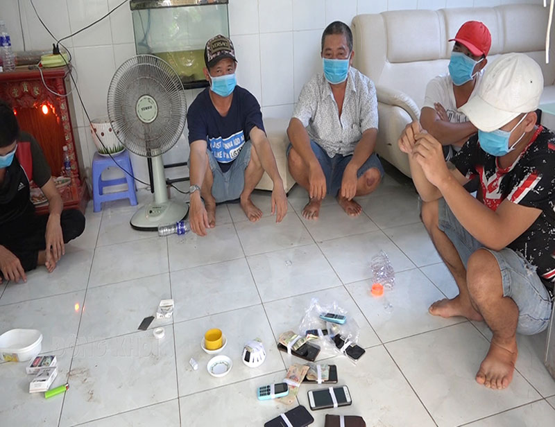 Các đối tượng đánh bạc cùng tang vật. Ảnh: Lê Nguyễn