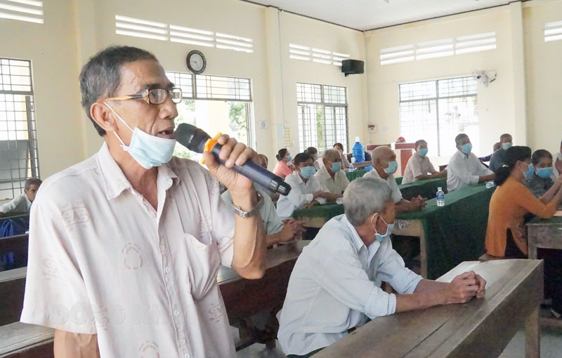 Cử tri xã Tân Thanh, huyện Giồng Trôm phát biểu ý kiến gửi gắm đến các ứng cử viên. Ảnh: Ánh Nguyệt