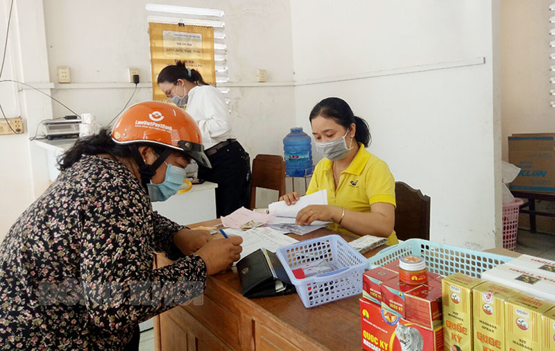 Chi trả lương hưu đảm bảo thực hiện tốt công tác phòng, chống dịch Covid-19 Nhân viên Bưu điện tỉnh chi trả lương hưu gộp 2 tháng 5, 6-2021. Ảnh: Tuyết Vân