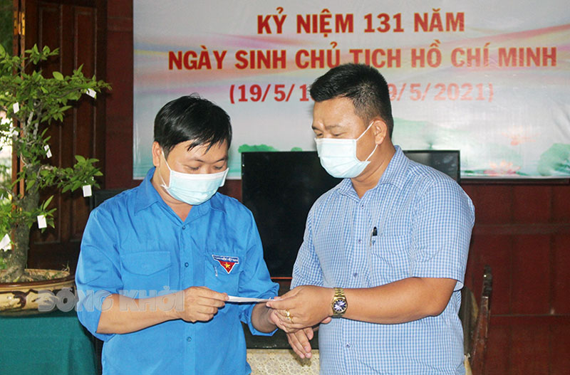 Đoàn viên tham gia phần thi Hái hoa dâng chủ trả lời câu hỏi về Bác Hồ. Ảnh: Nguyễn Sự