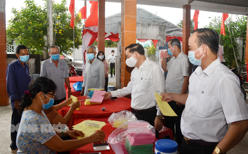 Chủ tịch UBND tỉnh Trần Ngọc Tam kiểm tra Khu vực bỏ phiếu.