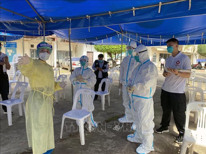 COVID-19 tới 6h sáng 24-5-2021: Ấn Độ vượt 300.000 người chết, nguy cơ làn sóng thứ ba Một điểm xét nghiệm COVID-19 tại Viêng Chăn, Lào. Ảnh: THX/TTXVN