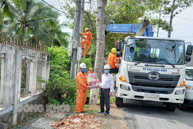 Hưởng ứng tháng hành động về An toàn vệ sinh lao động năm 2021 Chủ tịch Công đoàn Công ty Điện lực Bến Tre thăm hỏi và tặng quà cho công nhân công ty.