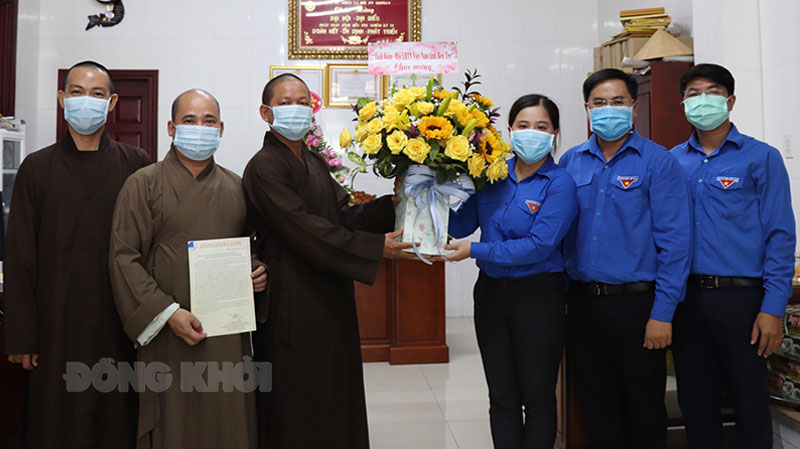 Đoàn đã tặng hoa, thư chúc mừng đại Lễ Phật đản cho Ban Trị sự Giáo hội Phật giáo Việt Nam tỉnh Bến Tre. Ảnh: Vươn Hoàn