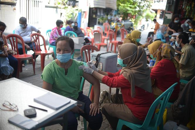 Nhân viên y tế tiêm vaccine phòng COVID-19 cho người dân tại Jakarta, Indonesia, ngày 10-5-2021. Ảnh: THX/ TTXVN