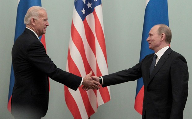 Tổng thống Nga Vladimir Putin và người đồng cấp Mỹ Joe Biden hồi năm 2011. (Nguồn: Reuters)