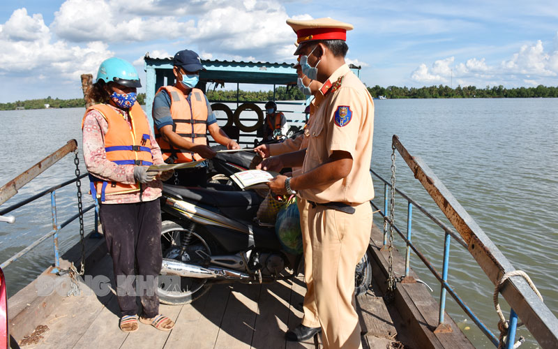 Nỗi lo tai nạn giao thông đường thủy Cảnh sát giao thông đường thủy phát tờ bướm tuyên truyền cho hành khách qua sông.