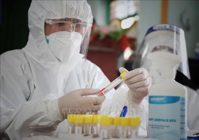 Các bác sĩ lấy mẫu và làm xét nghiệm tại tổ dân phố Hoàng Mai 1, thị trấn Nếnh (Bắc Giang). Ảnh: Danh Lam/TTXVN