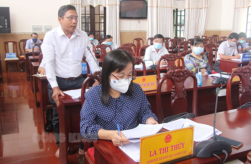 Họp thành viên UBND tỉnh lệ kỳ tháng 5-2021 Thành viên tham gia phát biểu tại kỳ họp.