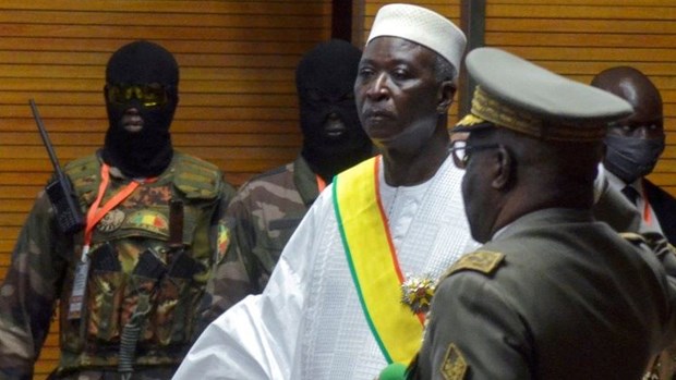 Mali: Tổng thống Bah Ndaw và Thủ tướng Moctar Ouane từ chức Tổng thống Bah Ndaw (giữa). (Nguồn: Reuters)