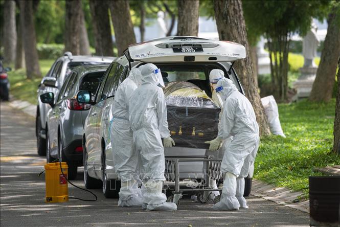 Thế giới thêm 11.000 người chết; Ca mắc mới tại Ấn Độ dưới 200.000 Chuyển thi thể bệnh nhân COVID-19 ra nghĩa địa để chôn cất tại Selangor, Malaysia ngày 26-5-2021. Ảnh: THX/TTXVN