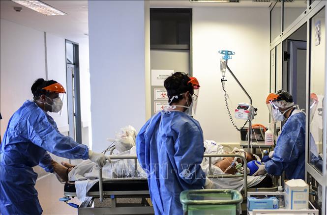 Thế giới thêm 11.000 người chết; Ca mắc mới tại Ấn Độ dưới 200.000 Điều trị cho bệnh nhân nhiễm COVID-19 tại Florencio Varela, Argentina. Ảnh: AFP/TTXVN