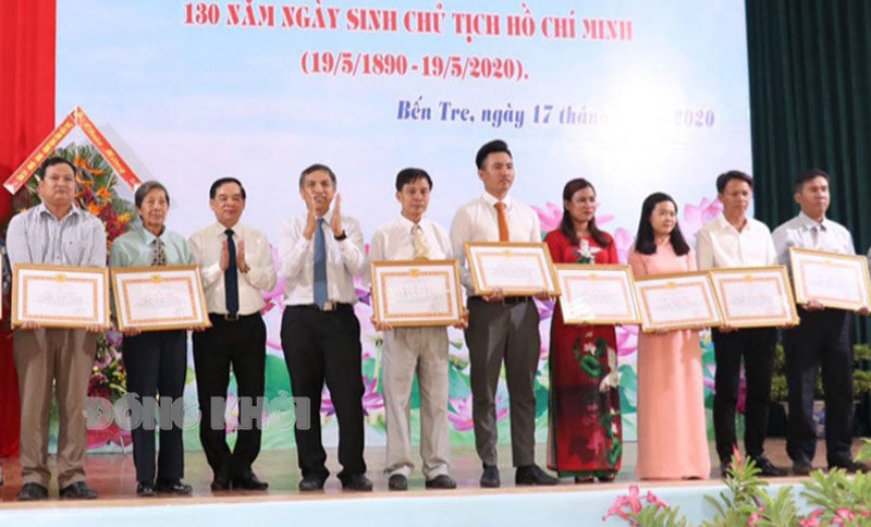 Lời Bác là kim chỉ nam cho mọi hành động Khen thưởng các tập thể, cá nhân tích cực tuyên truyền về việc học tập và làm theo gương Bác. Ảnh: Phan Hân