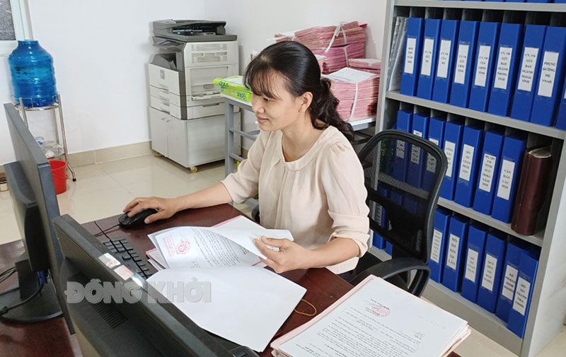 Công chức Phòng Người có công thực hiện số hóa hồ sơ người có công.