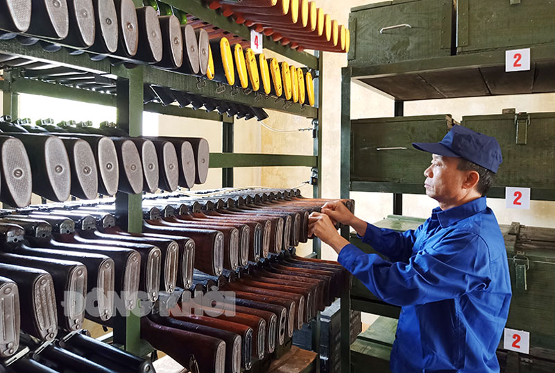 Tích cực hưởng ứng Tháng hành động về an toàn, vệ sinh lao động, phòng chống cháy nổ năm 2021 Nhân viên Quân khí Ban Chỉ huy Quân sự huyện Châu Thành thường xuyên bảo quản vũ khí trang bị.