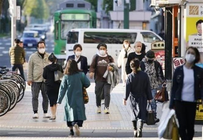 Người dân đeo khẩu trang phòng dịch COVID-19 tại Hokkaido, Nhật Bản ngày 14-5-2021. Ảnh: Kyodo/TTXVN