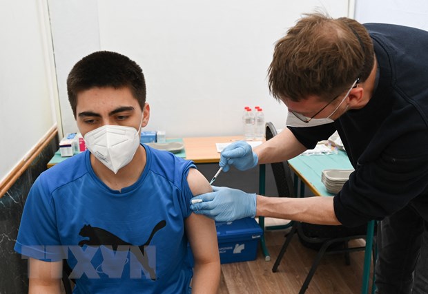 Đức cảnh giác trước hiện tượng làm giả chứng nhận tiêm chủng vaccine Nhân viên y tế tiêm chủng vaccine ngừa COVID-19 cho người dân tại Frankfurt am Main, Đức, ngày 27-5-2021. (Ảnh: AFP/TTXVN)