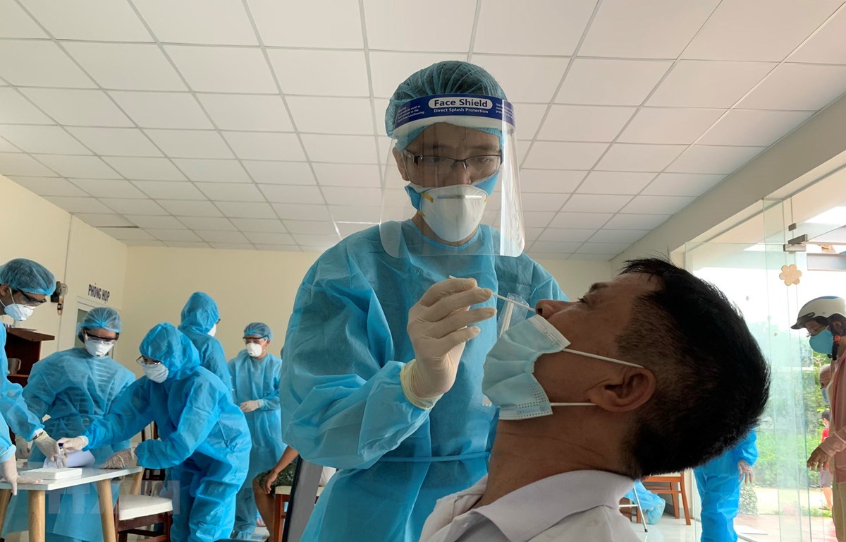 Tối 30-5-2021: Ghi nhận thêm 142 ca mắc trong nước, riêng TP. Hồ Chí Minh có 49 ca Nhân viên y tế lấy mẫu xét nghiệm COVID-19 cho người dân tại Thành phố Hồ Chí Minh. Ảnh: TTXVN phát