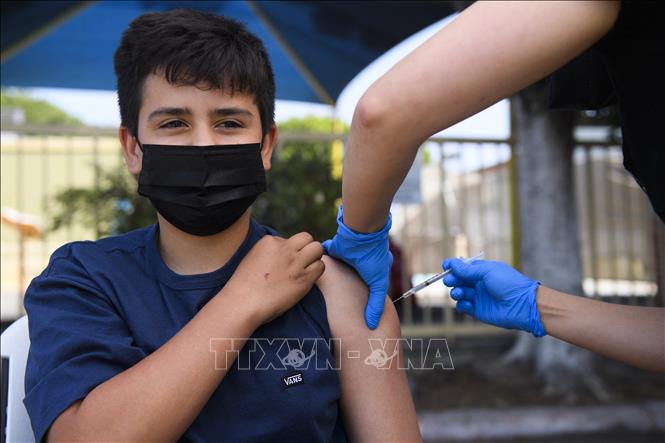  Nhân viên y tế tiêm vaccine ngừa COVID-19 cho người dân tại California, Mỹ ngày 14-5-2021. Ảnh: AFP/TTXVN