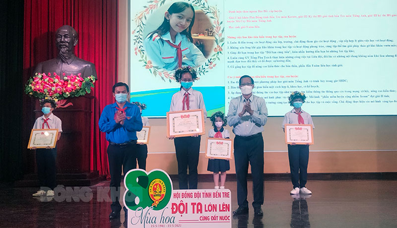 Tuyên dương danh hiệu “Thiếu nhi Đồng khởi mới” Trao danh hiệu “Thiếu nhi Đồng khởi mới” cho 5 em đội viên.