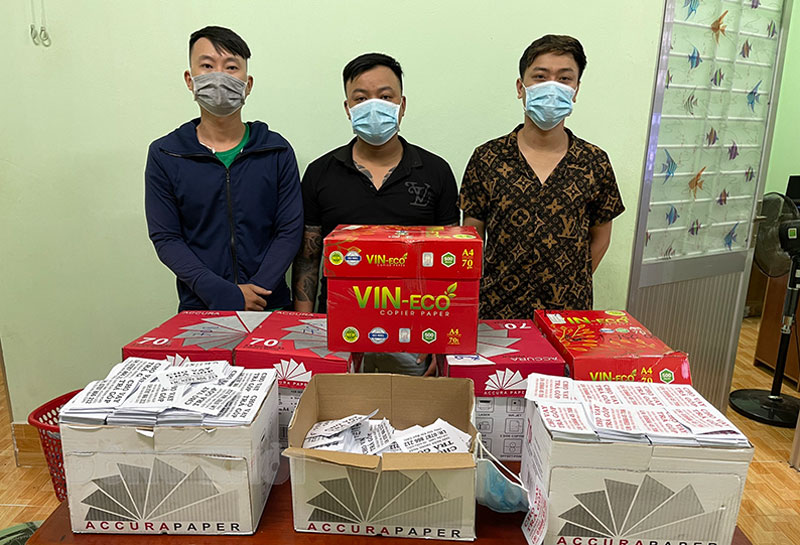 Bắt quả tang 3 đối tượng rải tờ rơi cho vay trả góp Các đối tượng cùng tang vật.