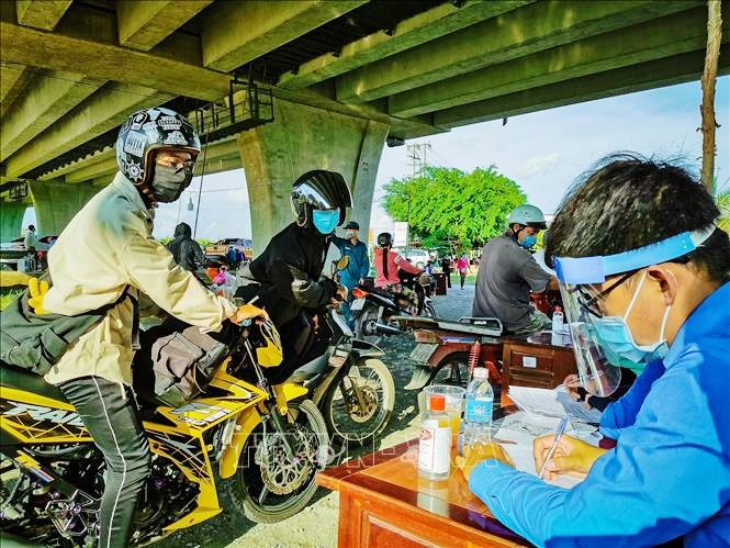 Chiều 1-6-2021, Việt Nam có thêm 89 ca mắc mới COVID-19 trong cộng đồng Tất cả người dân khi vào TP Cần Thơ đều phải khai báo thông tin tại các chốt kiểm soát. Ảnh: TTXVN.