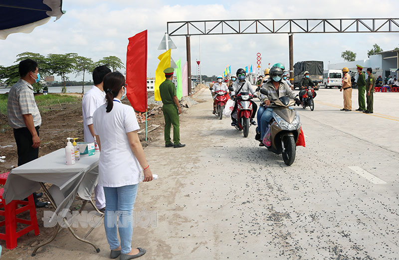 Lực lượng kiểm soát dịch Covid-19 tại bến phà tạm Rạch Miễu (huyện Châu Thành). Ảnh: P. Hân