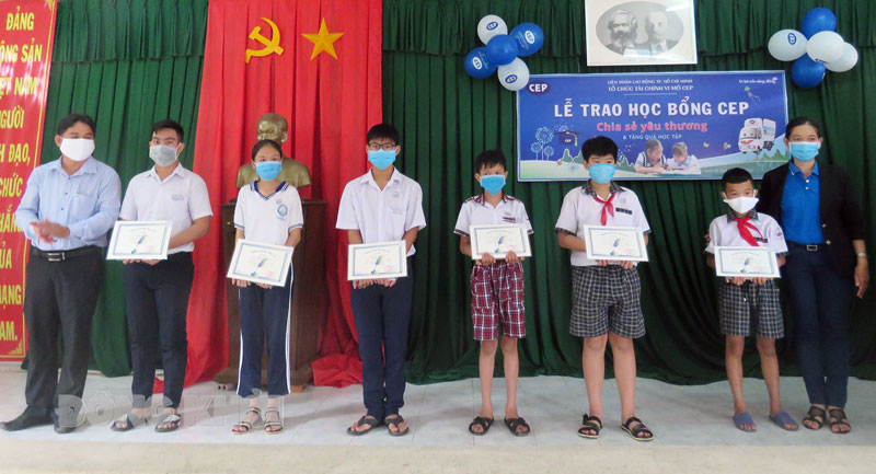 Chi nhánh CEP Bến Tre trao học bổng cho học sinh ở huyện Châu Thành.