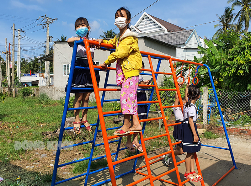 Học sinh Trường Tiểu học Nguyễn Thị Hoa có sân chơi mới.