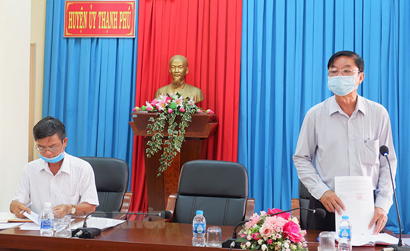 Bí thư Huyện ủy Lê Văn Khê phát biểu tại cuộc họp.
