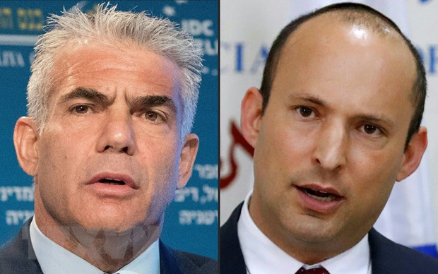 Ông Yair Lapid - lãnh đạo đảng đối lập Yesh Atid của Israel (trái) và ông Naftali Bennett - lãnh đạo đảng cánh hữu Yamina. (Ảnh: AFP/TTXVN)