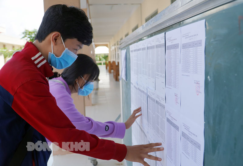 Thí sinh điểm thi Trường THPT Nguyễn Huệ (Châu Thành) đến xem danh sách phòng thi. Ảnh Ph. Hân