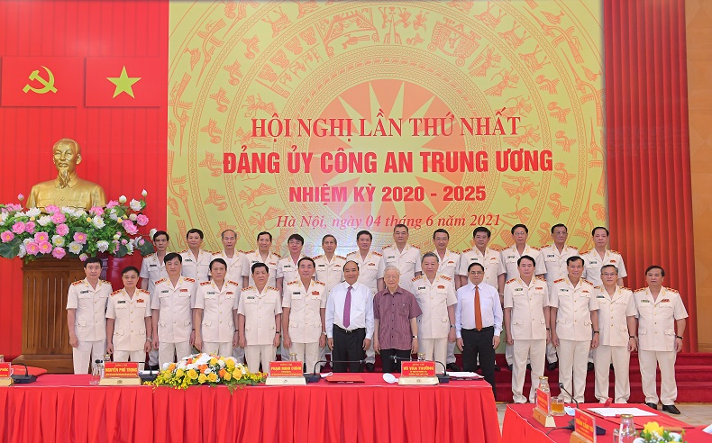 Tổng Bí thư Nguyễn Phú Trọng, Chủ tịch nước Nguyễn Xuân Phúc cùng các đại biểu tham dự hội nghị.