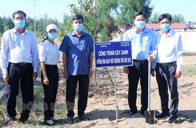 Lãnh đạo Sở Tài nguyên - Môi trường, UBND huyện ham gia trồng cây xanh. Ảnh: Minh Mừng