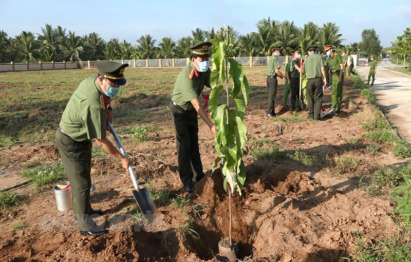 Cán bộ, chiến sĩ tham gia trồng cây xanh tại trụ sở Trại tạm giam, Công an tỉnh. Ảnh: Nguyễn Đăng