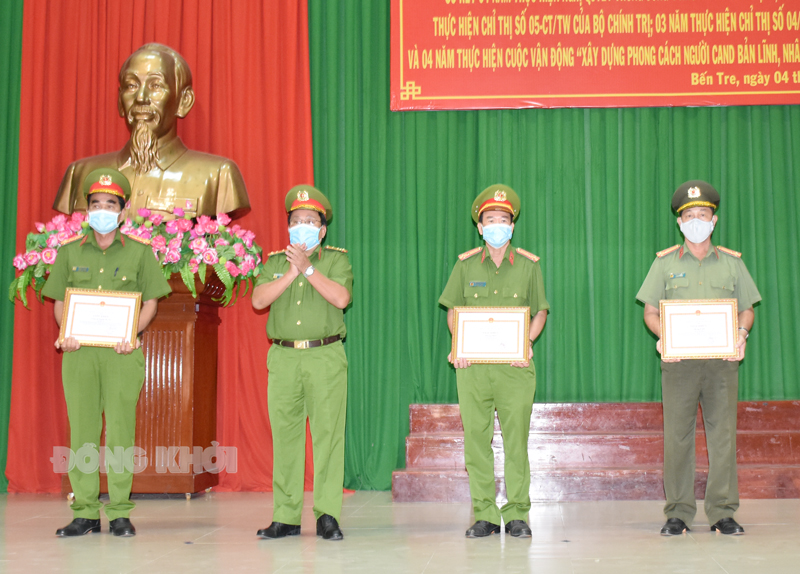 Lãnh đạo Công an tỉnh tặng giấy khen cho các tập thể, cá nhân đạt thành tích xuất sắc.