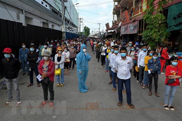 Người dân chờ tiêm vaccine ngừa COVID-19 tại Phnom Penh, Campuchia. (Ảnh: AFP/TTXVN)