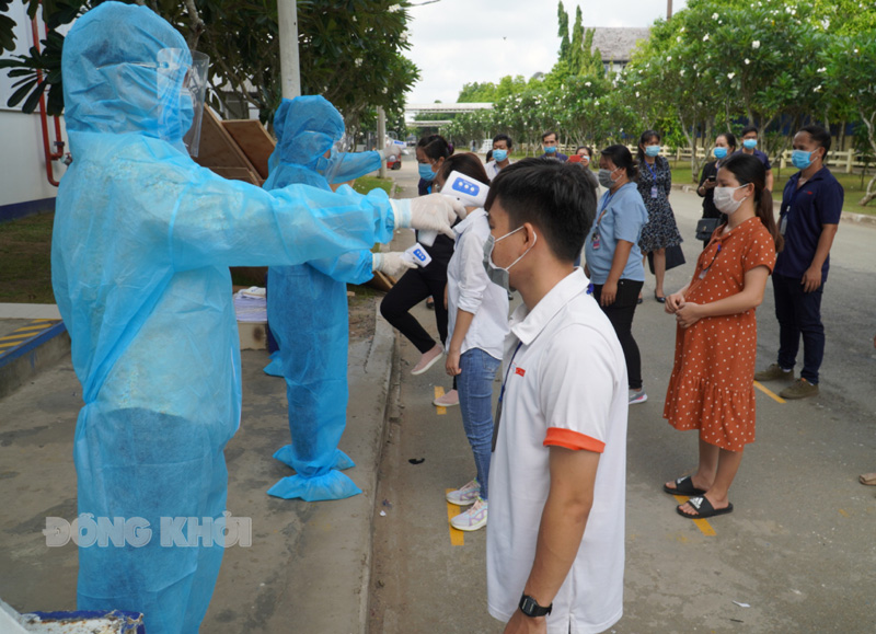 Nhân viên Công ty TNHH May mặc Alliance one diễn tập ứng phó dịch Covid-19.