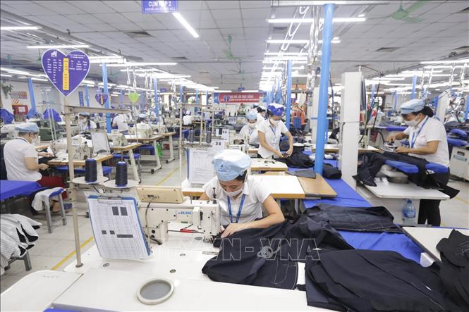 Công điện của Thủ tướng về thực hiện "mục tiêu kép" Sản xuất hàng may mặc tại Xí nghiệp Sơ mi, Veston của Tổng Công ty May 10 tại Sài Đồng, Quận Long Biên, Hà Nội - một đơn vị của Tập đoàn Dệt may Việt Nam (Vinatex). Ảnh minh họa: Anh Tuấn/TTXVN