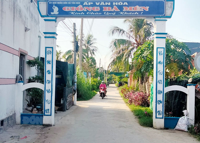 Chi bộ ấp Giồng Bà Mén đạt “trong sạch, vững mạnh toàn diện” Đường nông thôn ấp Giồng Bà Mén, xã Tân Hào.