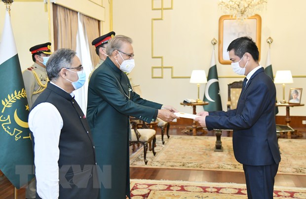 Đại sứ Nguyễn Tiên Phong trình Thư ủy nhiệm lên Tổng thống Pakistan. Ảnh: TTXVN phát