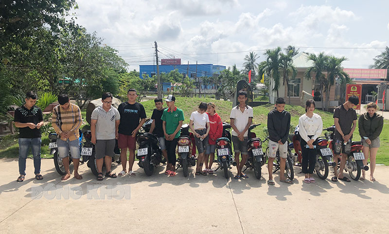 Phòng ngừa đua xe trái phép Các đối tượng đua xe và cổ vũ đua xe trái phép bị Công an huyện Giồng Trôm bắt giữ.